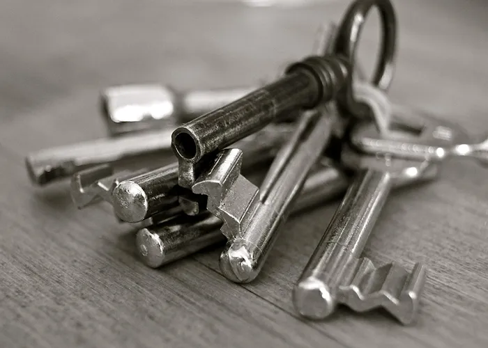 Outils de serrurier pour ouverture de porte d'urgence à Caen