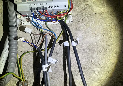 Câblage interne d’un compteur électrique résidentiel à Caen