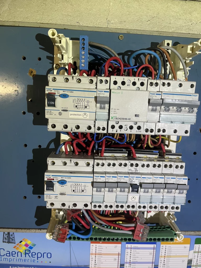 Câblage interne d’un compteur électrique résidentiel à Caen