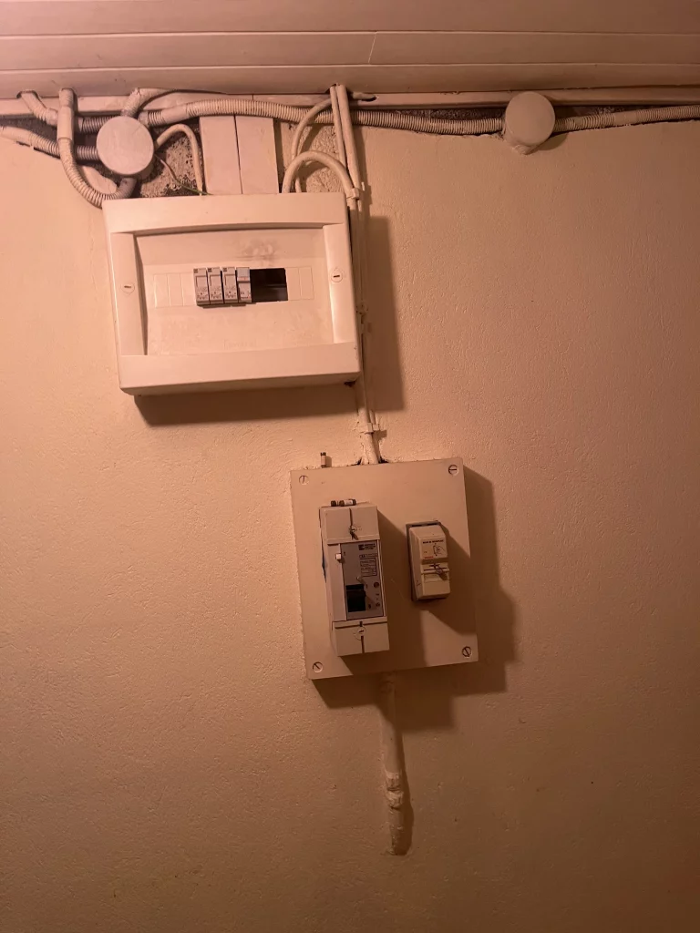 Disjoncteur déclenché sur compteur électrique à Caen
