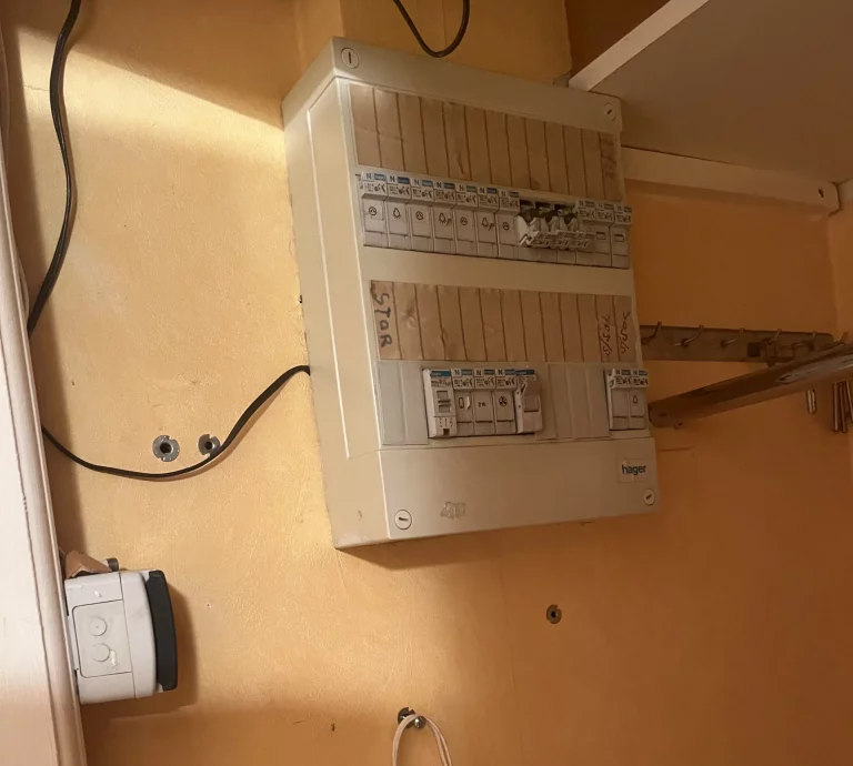 Compteur électrique vétuste nécessitant une mise en sécurité