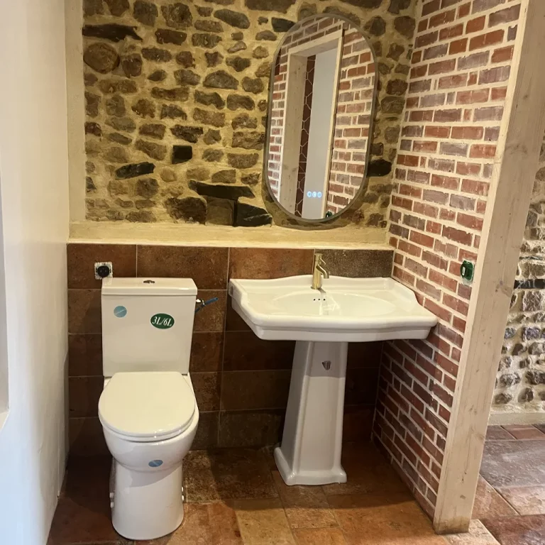 Salle de bain moderne rénovée à Caen par Activ'Dépannage : douche à l'italienne, meuble vasque design.